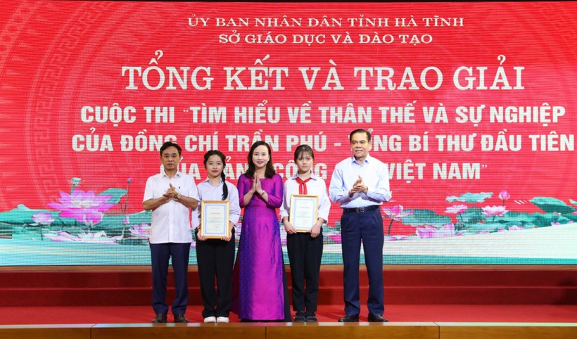 Lãnh đạo tỉnh Hà Tĩnh và Giám đốc Sở GD&ĐT trao giải đặc biệt cho 2 thí sinh.