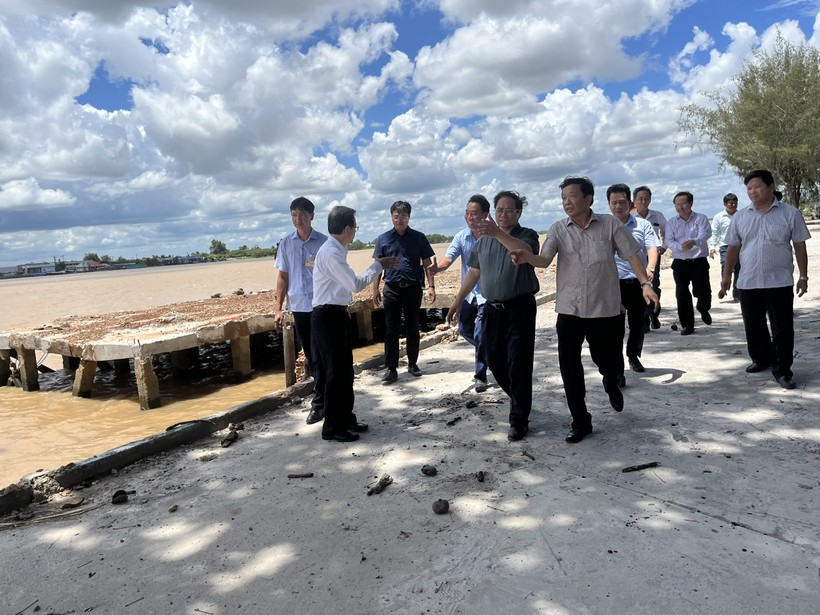 Thủ tướng Phạm Minh Chính kiểm tra tình hình sạt lở đoạn bờ kè sông Tiền thuộc thành phố Vĩnh Long.