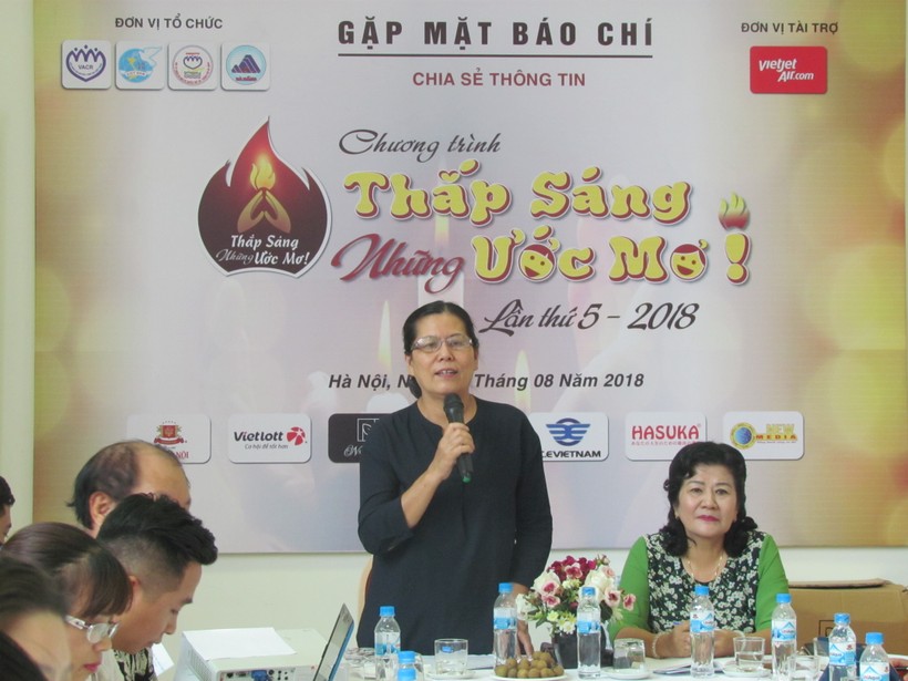Bà Nguyễn Thị Thanh Hòa, Chủ tịch Hội Bảo vệ Quyền Trẻ em Việt Nam phát biểu tại buổi họp báo

