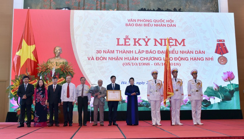Ủy viên Bộ Chính trị, Chủ tịch Quốc hội Nguyễn Thị Kim Ngân trao Huân chương Lao động hạng Nhì cho Báo Đại biểu Nhân dân