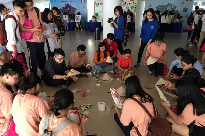 Học sinh tham gia hoạt động trải nghiệm “Ngày hội du học toàn cầu số 1 Việt Nam”