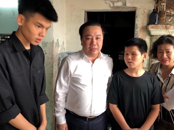 Giám đốc Sở GD&ĐT Chử Xuân Dũng thăm hai học sinh, con của nữ lao công Lê Thị Thu Hà tử vong do “xe điên”.