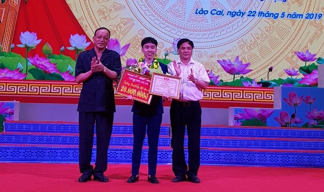 Bí thư thành ủy Mai Đình Định và Chủ tịch UBND thành phố Lao Cai Lê Quang Minh tặng thưởng cho Vũ Hoàng Long, đạt giải Ba Intel ISEF 2019