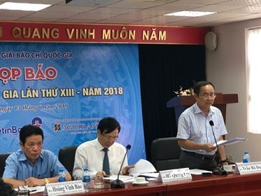 Đồng chí Trần Bá Dung (Hội Nhà báo Việt Nam) trả lời câu hỏi của phóng viên tại buổi họp báo Giải Báo chí quốc gia lần thứ XIII - năm 2018