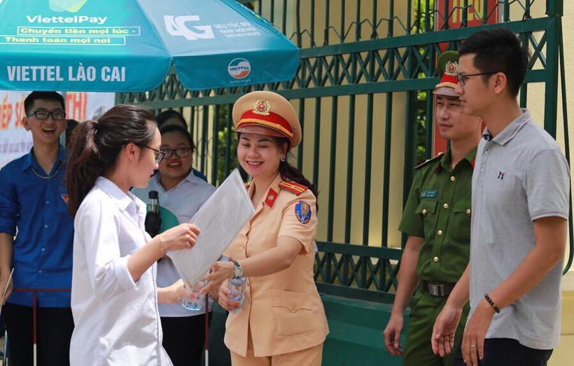 Nữ chiến sĩ cảnh sát tham gia tiếp sức kỳ thi THPT quốc gia tại tỉnh Lào Cai