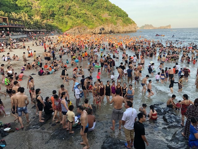 Người dân đổ xô đi biển để tránh nắng nóng