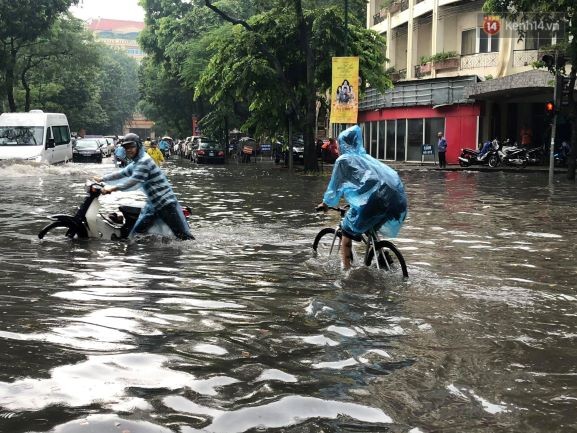 Mưa chiều và tối ngày 25/7 khiến nhiều đường phố Hà Nội bị ngập nước (Internet) 