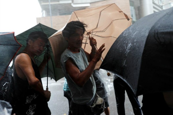 Người dân Hồng Kông ứng phó với bão WIPHA
(Ảnh: Reuters / Tyrone Siu)