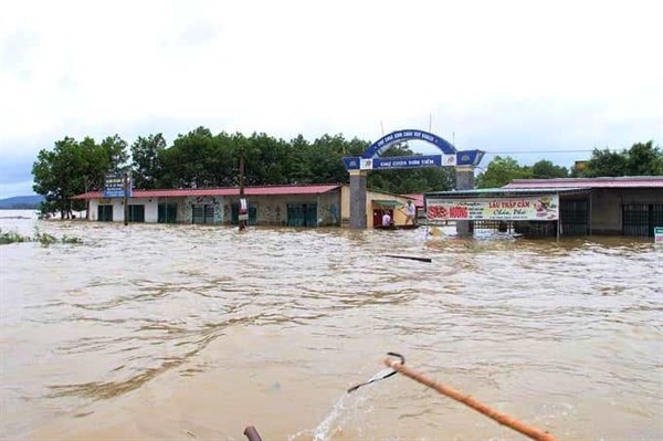 Trường học ở Hà Tĩnh ngập trong biển nước (Ảnh minh họa)