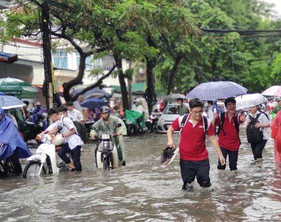 Mưa ngập đường phố Hà Nội. (Ảnh minh họa)