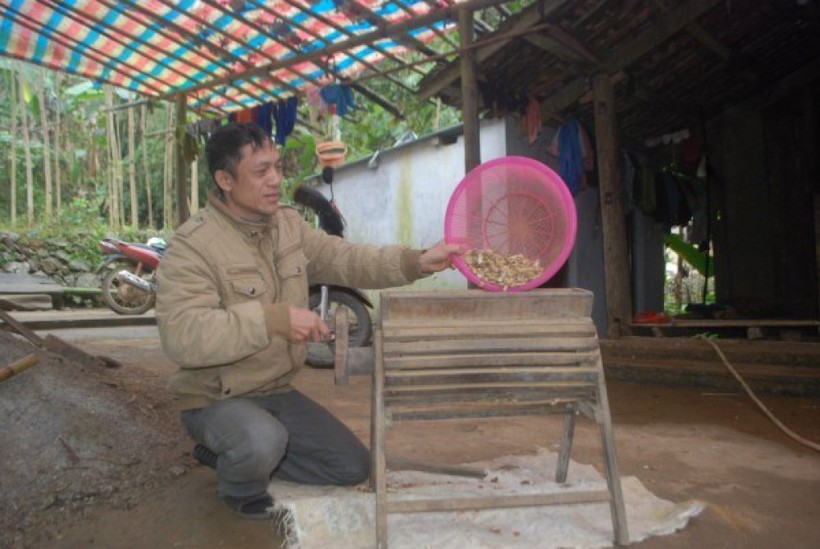  Vương Hùng Nam bên chiếc máy bóc lạc do anh chế tạo (Internet)