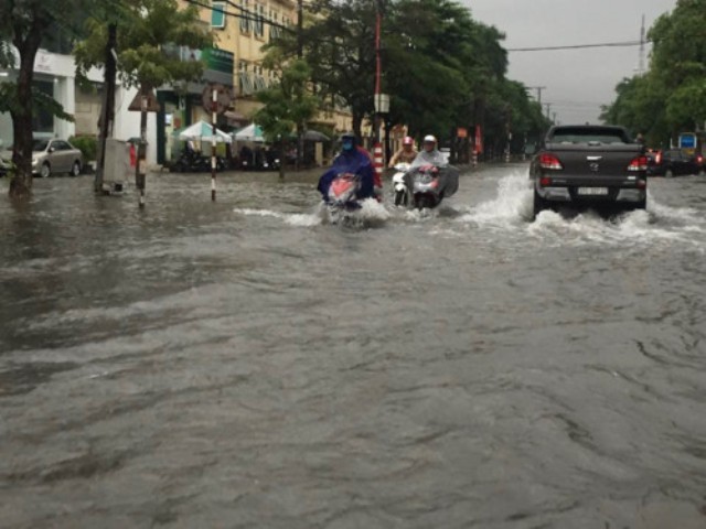 Thành phố Vinh (Nghệ An) ngập nước vì mưa