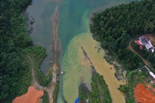 Nước sông Đà bị ô nhiễm do đổ dầu thải trộm (Ảnh minh họa)