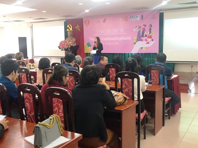 Bà Naomi Kitahara (UNFPA) nói chuyện với sinh viên Việt Nam về bạo lực giới