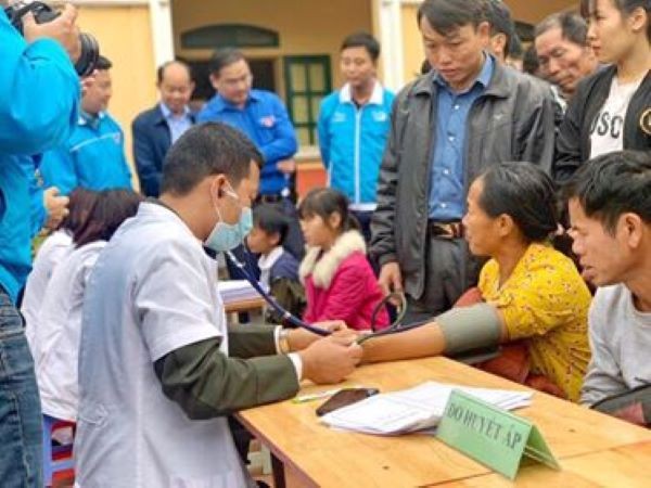 14 bác sĩ trẻ của Thủ đô khám chữa bệnh miễn phí cho dân nghèo