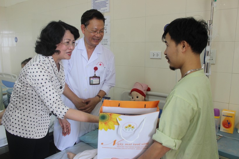 Phó Chủ tịch nước Đặng Thị Ngọc Thịnh trao quà cho gia đình bệnh nhân mắc ung thư