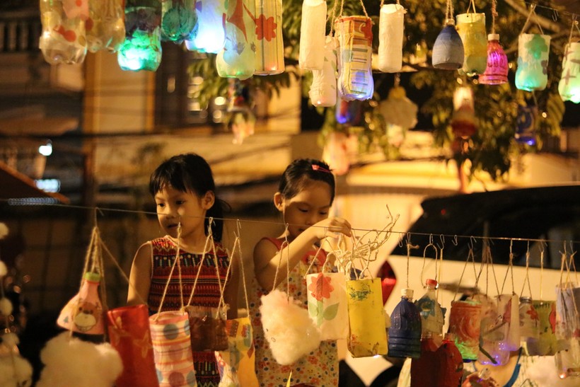 Các em nhỏ hào hứng với những chiếc đèn lồng handmade