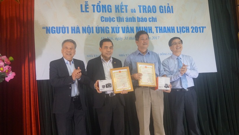 Các tác giả đoạt giải Nhất lên nhận bằng khen của Ban tổ chức