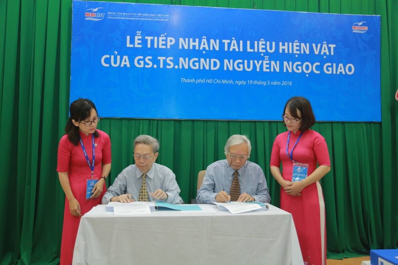 Ký kết bàn giao tài liệu giữa GS.TS.NGND Nguyễn Ngọc Giao và PGS.TS Nguyễn Văn Huy