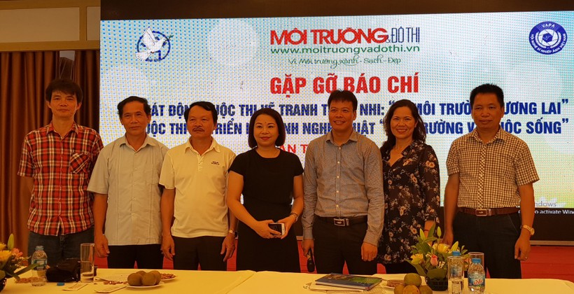 Ban Tổ chức chụp ảnh kỷ niệm cùng các đại biểu của CLB nhiếp ảnh báo chí Hội Nhà báo Việt Nam.