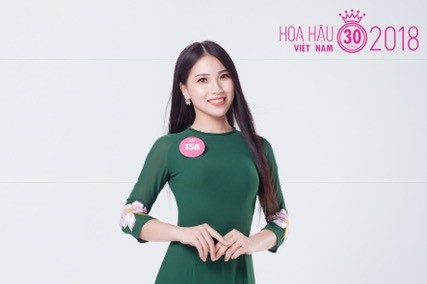 Nguyễn Thị Ngọc Nhung duyên dáng trong tà áo dài