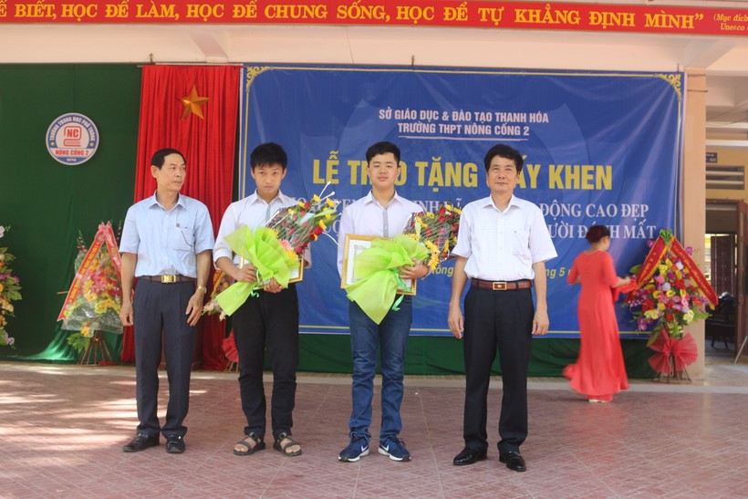 Sở GD&ĐT Thanh Hóa trao giấy khen cho 2 em Hoàng Quốc Việt và Nguyễn Đức Quân