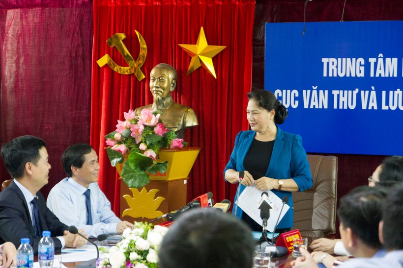 Chủ tịch Quốc hội Nguyễn Thị Kim Ngân  nói chuyện với cán bộ, công chức, viên chức, người lao động tại Trung tâm Lưu trữ quốc gia III