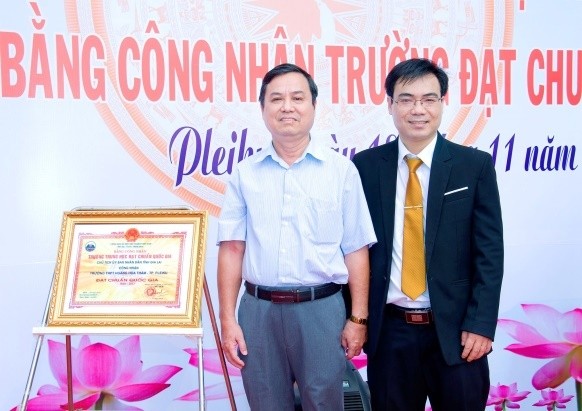 Thầy Trần Minh Hải (bên phải)