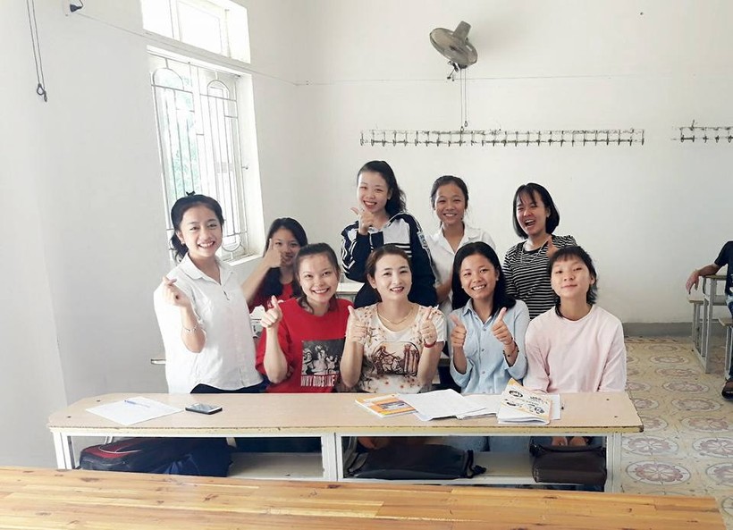 Cô giáo Nguyễn Thị Hồng Ngân với học sinh