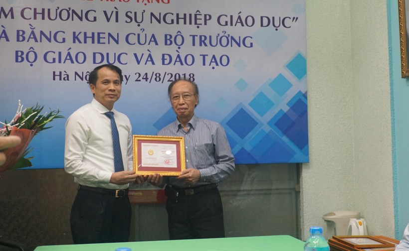 Thứ trưởng Bộ GD&ĐT Phạm Mạnh Hùng trao tặng Kỷ niệm chương "Vì sự nghiệp Giáo dục" đến TBT báo Dân trí Phạm Huy Hoàn