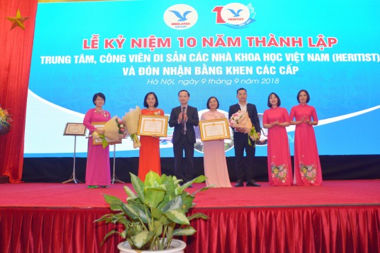 Trung tâm đón nhận Bằng khen của Bộ Văn hóa - Thể thao và Du lịch và Bằng khen của UBND TP. Hà Nội.