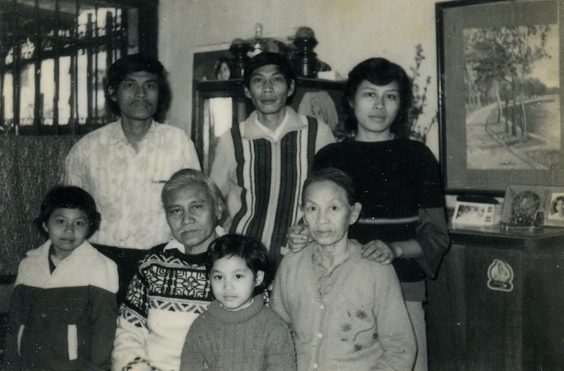 Gia đình nhà thơ Quang Dũng ở tập thể Nguyễn Công Trứ, Hà Nội (ảnh tư liệu)