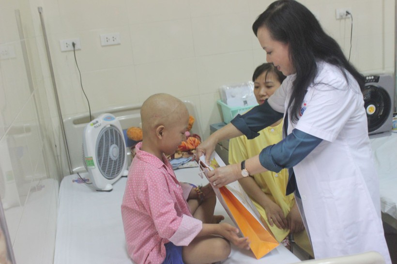 Bộ trưởng Bộ Y tế Nguyễn Thị Kim Tiến đến thăm và tặng quà cho các bệnh nhi 