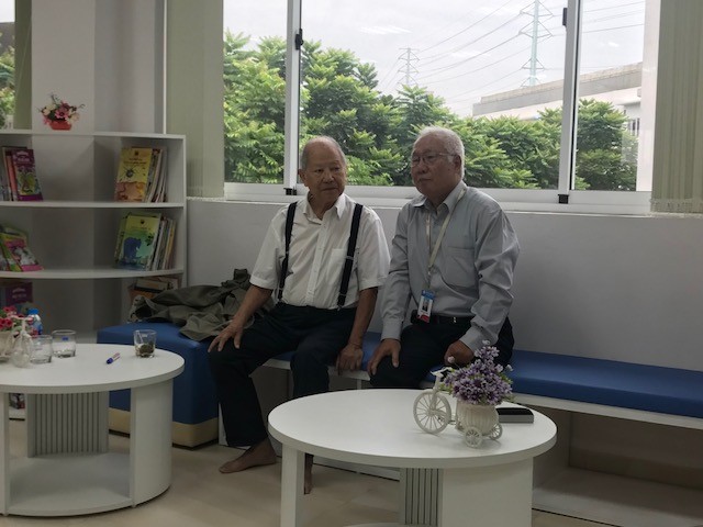 GS Phạm Toàn (bên trái) tại buổi tọa đàm
