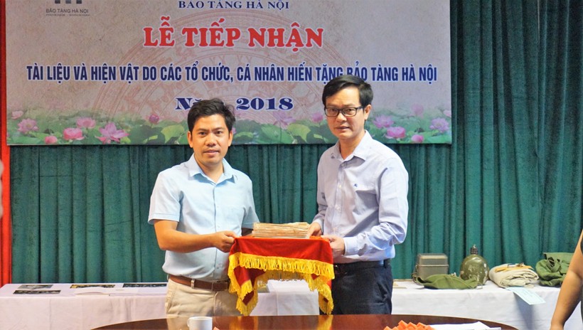 Đại diện Trường THPT Dương Quảng Hàm trao tặng 2 cuốn sách cho Bảo tàng
