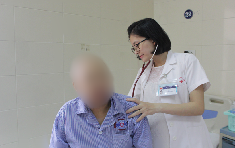 Bác sĩ Bệnh viện K - Cơ sở Tân Triều thăm khám bệnh nhân ung thư