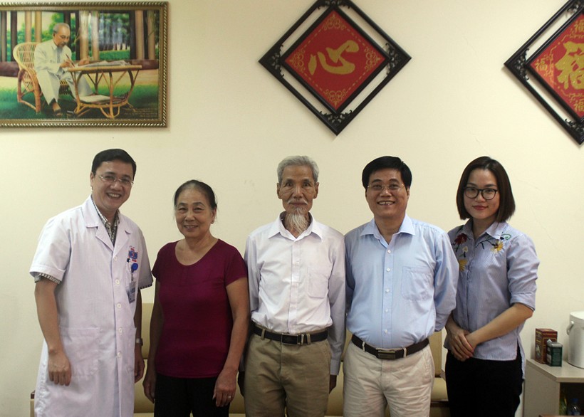 Ông Hà Hữu Hiệu (ở giữa) cùng các bác sĩ bệnh viện K