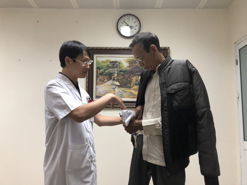 Ông Nguyễn Khắc Toản được các bác sĩ thăm khám, điều trị