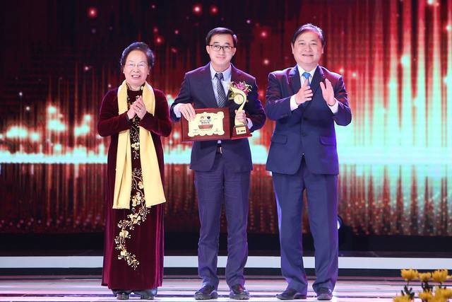 GS.TS Trần Văn Thuấn đại diện nhóm nghiên cứu nhận giải thưởng Nhân tài Đất Việt