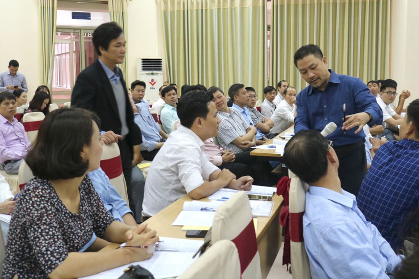 TS Tôn Quang Cường, báo cáo viên hướng dẫn học viên tìm minh chứng về sử dụng công nghệ thông tin trong giảng dạy