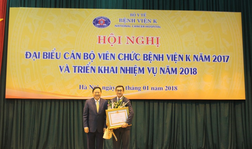 Thứ trưởng Nguyễn Viết Tiến trao Huân chương lao động Hạng III cho Giám đốc Bệnh viện K