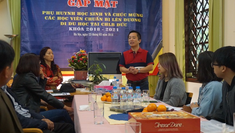 Thầy Nguyễn Anh Quân chia sẻ với phụ huynh và học sinh