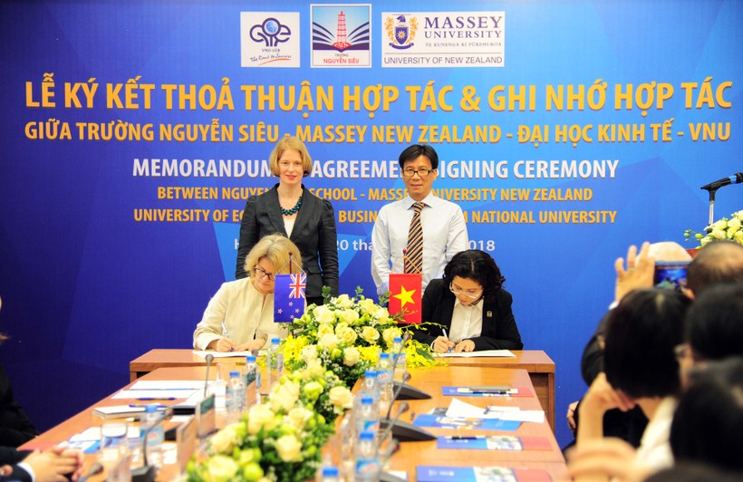 Lễ ký kết hợp tác giữa Trường Nguyễn Siêu và Đại học Massey và Đại học Kinh tế (ĐHQG Hà Nội).