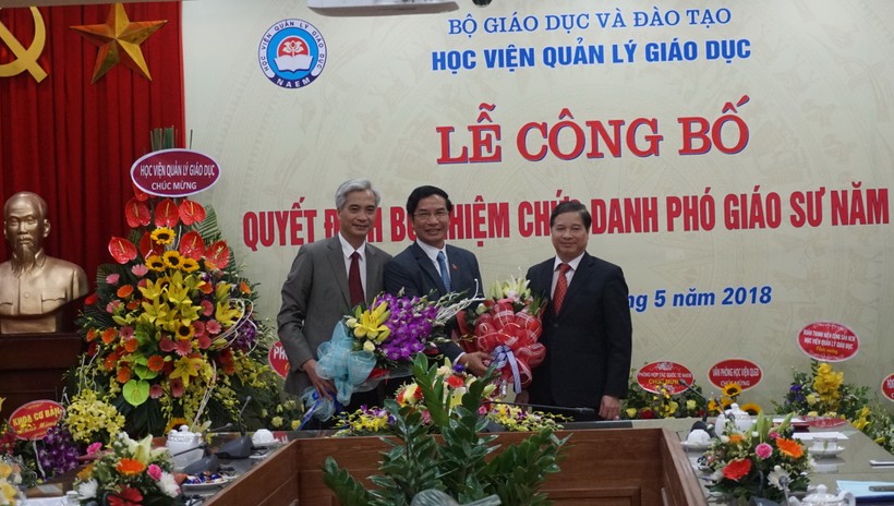 GS.TS Phạm Quang Trung chúc mừng các tân Phó Giáo sư