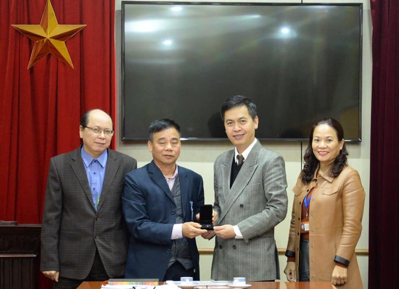 Ông Đặng Thanh Tùng – Cục Trưởng Cục Văn thư và Lưu trữ nhà nước trao tặng tài liệu cho Khu di tích Phủ Chủ tịch