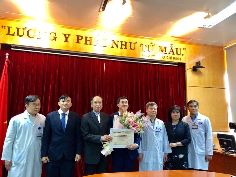 GS.TS Trần Văn Thuấn, Giám đốc Bệnh viện K cùng đại diện nhóm nghiên cứu nhận chứng nhận giải thưởng Nhân tài đất Việt lĩnh vực Y Dược 2018.