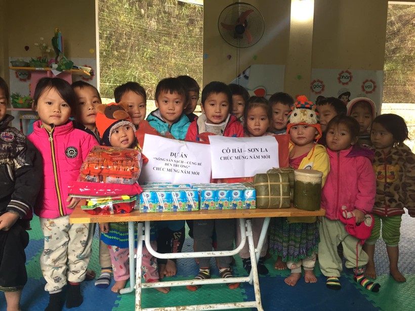 Các bé lớp mẫu giáo Suối Lóp nhận quà tết từ dự án Nông sản sạch 
