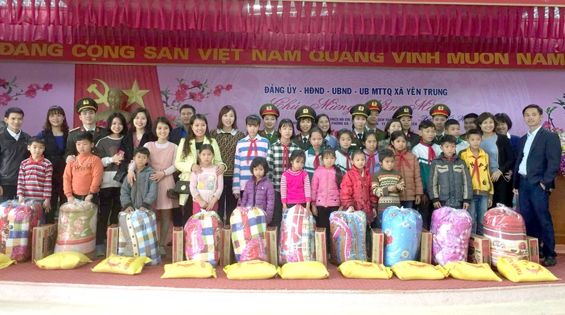20 suất quà Tết dành tặng các em học sinh có hoàn cảnh khó khăn ở xã Yên Trung
