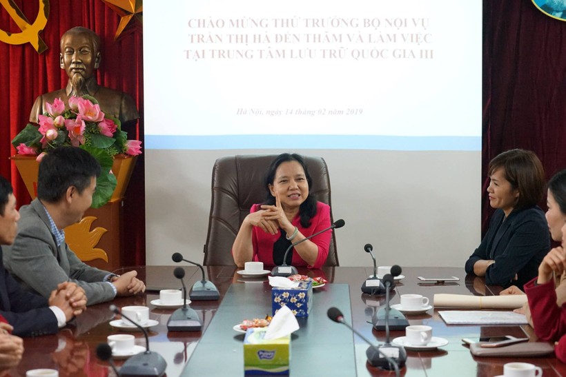 Thứ trưởng Bộ Nội vụ, Trưởng Ban Thi đua – Khen thưởng Trung ương Trần Thị Hà phát biểu tại chuyến thăm Trung tâm Lưu trữ quốc gia III