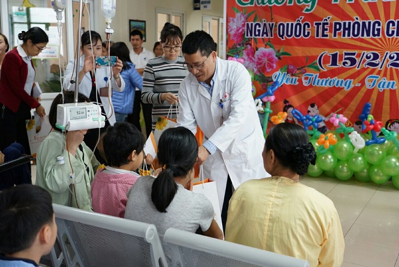 PGĐ Bệnh viện K tận tay trao những món quà cho 70 bệnh nhi